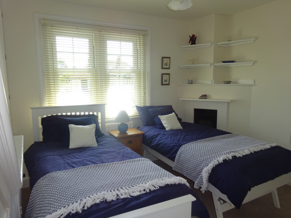 3 Bedroom, close to beach, golf course, littlestone, romney marsh, garden, 2 bathrooms, golf course views, sleeps 6, kent holiday home, new romney, cottage