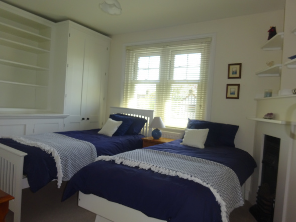 3 Bedroom, close to beach, golf course, littlestone, romney marsh, garden, 2 bathrooms, golf course views, sleeps 6, kent holiday home, new romney, cottage