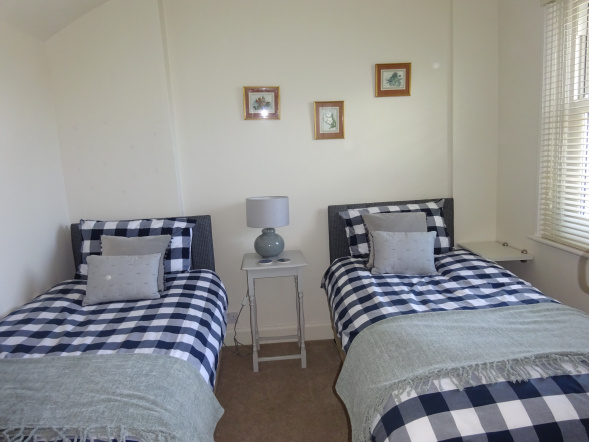 3 Bedroom, close to beach, golf course, littlestone, romney marsh, garden, 2 bathrooms, golf course views, sleeps 6, kent holiday home, new romney, cottage