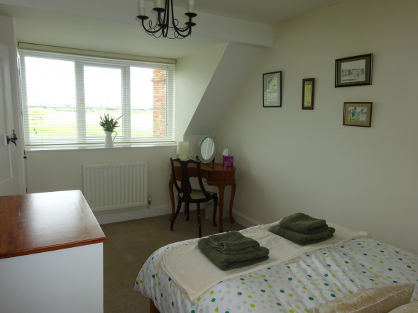 3 Bedroom, close to beach, golf course, littlestone, romney marsh, garden, 2 bathrooms, golf course views, sleeps 6, kent holiday home, new romney, cottage